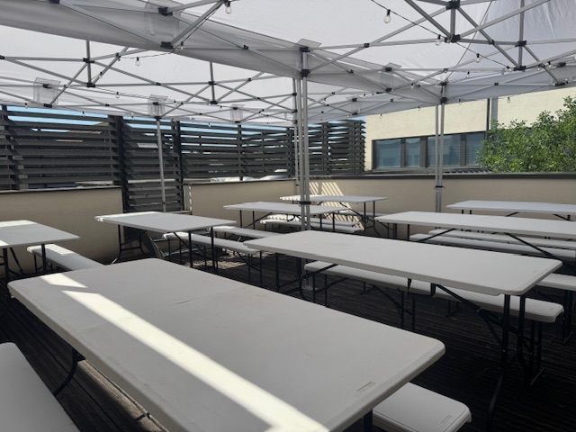Tente de réception avec tables et bancs