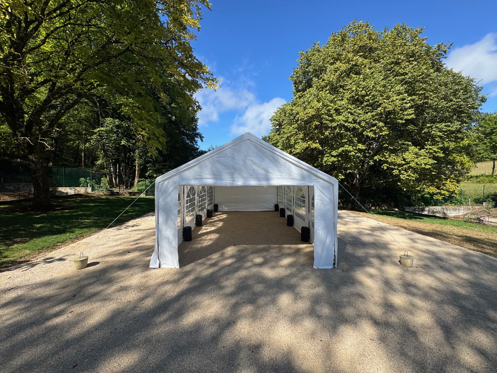 Tonnelle de réception installée en extérieur